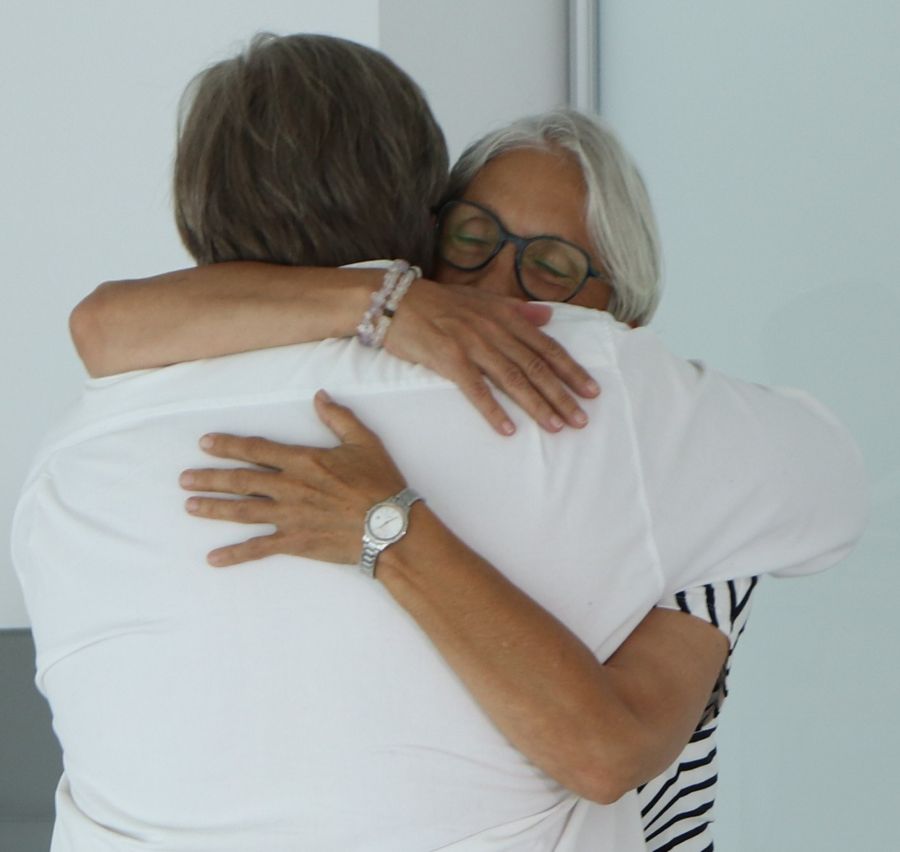 Umarmung Familienaufstellung Sicherheit Bindung